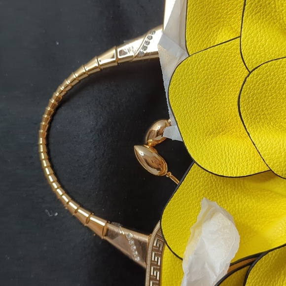 NWT Yellow Rose Kiss Lock/Crossbody Purse - Picture 4 of 4